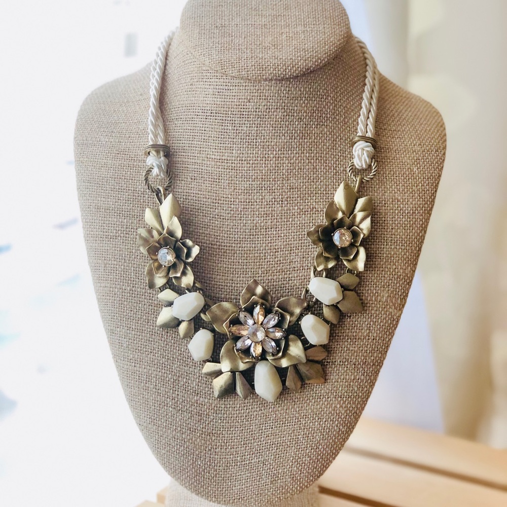 Chloe Isabel Gardenia Statement necklace
